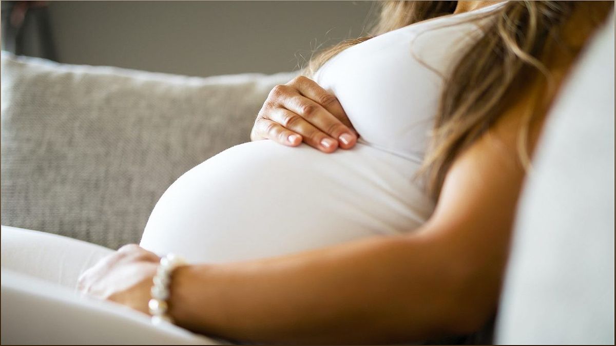 Understanding the Link Between Hormones and Morning Sickness During Pregnancy - 147105916