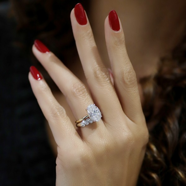Oval diamond engagement ring